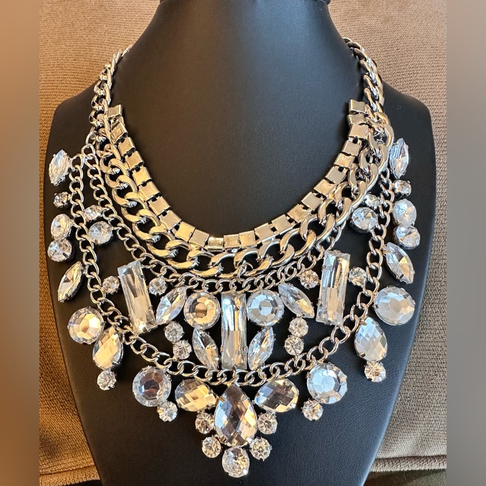 BEAUTIFUL DAZZLING NECKLACE